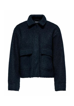 Veste cropped en bleu marine foncé en tissu texturé, avec un col et deux grandes poches avant. Surface douce et légèrement duveteuse.