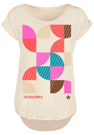 Beige T-Shirt mit einem bunten geometrischen Druck in Pink, Blau und Braun. Rundhalsausschnitt mit gerollten Ärmeln, weicher Textur und abgerundetem Saum.