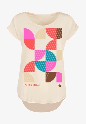 Beige T-Shirt mit einem bunten geometrischen Druck in Pink, Blau und Braun. Rundhalsausschnitt mit gerollten Ärmeln, weicher Textur und abgerundetem Saum.