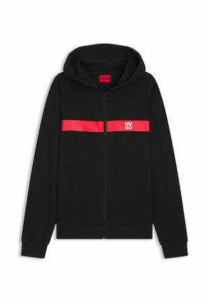 Sort zip-up hoodie med en rød vandret stribe over brystet, der har "HUGO" logoet i hvid. Blødt stof, hætte-design.