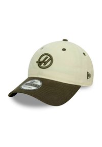 Beżowa czapka baseballowa z ciemnozielonym, teksturowanym daszkiem, z haftowanym logo z przodu i regulowanym paskiem z tyłu.