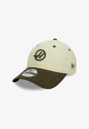 Beżowa czapka baseballowa z ciemnozielonym, teksturowanym daszkiem, z haftowanym logo z przodu i regulowanym paskiem z tyłu.