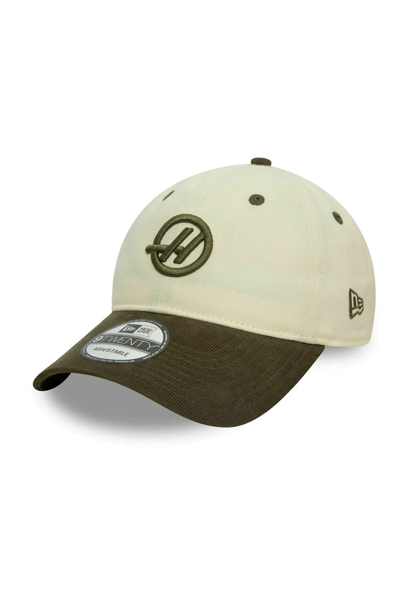 Beżowa czapka baseballowa z ciemnozielonym, teksturowanym daszkiem, z haftowanym logo z przodu i regulowanym paskiem z tyłu.