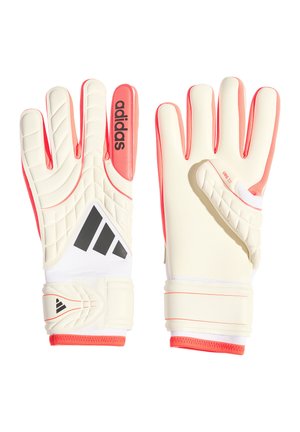 Para białych i koralowych rękawic bramkarskich Adidas, wyściełanych na palcach i dłoniach, z paskami na nadgarstki i logo Adidas na grzbiecie rękawicy.