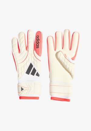 Para białych i koralowych rękawic bramkarskich Adidas, wyściełanych na palcach i dłoniach, z paskami na nadgarstki i logo Adidas na grzbiecie rękawicy.