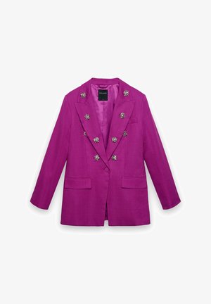 Blazer fuchsia à double boutonnage avec boutons décoratifs ornés de bijoux et poches à rabat à l'avant, étiquette Calliope, présenté sur fond blanc.