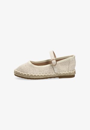 Zapato plano de tela beige con suela trenzada de yute y una única correa ajustable con hebilla dorada.
