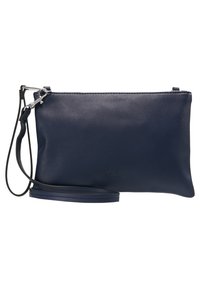 Pochette en cuir bleu marine à texture lisse, fermeture éclair, et sangle réglable pour un porté à l'épaule ou au poignet. Design simple et rectangulaire.