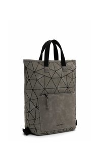 Pilkas tote krepšys su geometrinėmis juodomis linijomis, turintis priekinį užtrauktuką, dvi juodas rankenas ir tekstūruotą paviršių.