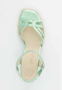 Mátově zelené sandály na vysokém podpatku se čtveratou špičkou, širokými popruhy a zapínáním na přezku. Mají polstrovanou stélku označenou "SUPER SOFT."