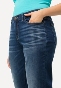 Ulla Popken BOYFRIEND - Vaqueros rectos - blue denim