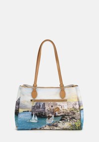 Borsa a tracolla con una scena costiera stampata, caratterizzata da un corpo in tessuto morbido, manici in pelle color nocciola e una tasca con zip sulla parte frontale.