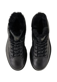 Zwarte lederen enkellaarzen met een structuur van imitatiebont voering, een ronde neus en metalen sierdetails. Voorzien van zwarte veters en een gladde afwerking.