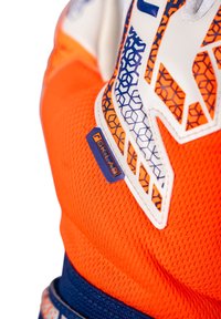 Guanto da portiere con un corpo in rete arancione e dettagli bianchi con motivi esagonali; include una patch blu con il logo "GK LAB".