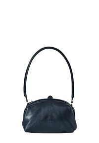 Mustat nahkalaukku, jossa on jämäkkä muoto, sileä pinta ja lyhyt, pyöreä kahva. Ylhäällä on metallinen kiinnitys.