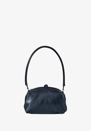 Bolso de mano de cuero negro con una forma estructurada, textura suave y un asa corta y redondeada. Cuenta con un cierre de metal en la parte superior.