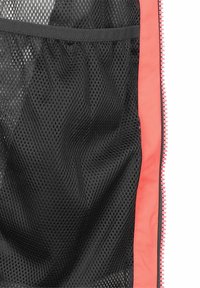 Czarne wnętrze z siateczki z koralowym akcentem, wyposażone w zamek błyskawiczny i usztywnione kieszenie. Teksturowany tkany wzór zwiększa przewiewność.