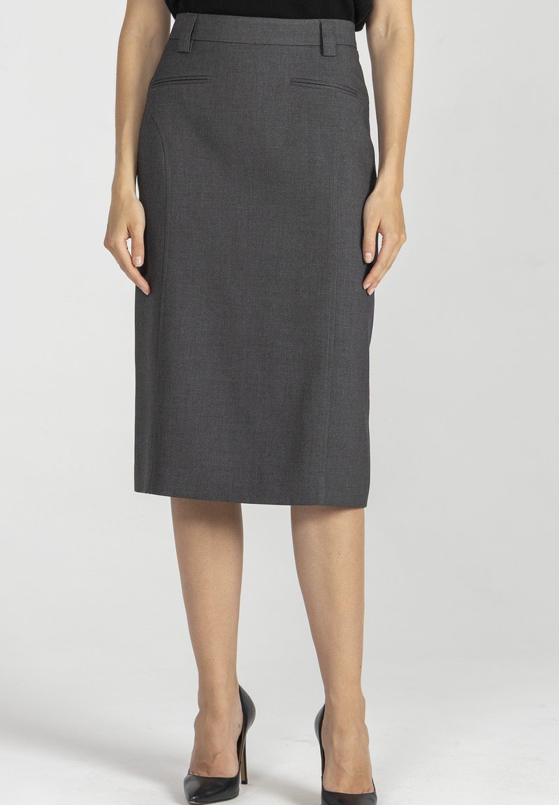Szara spódnica ołówkowa o dopasowanym kroju, o długości do połowy łydki, z bocznymi kieszeniami i gładką teksturą, noszona z czarnymi szpilkami.
