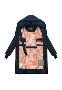 Marineblauwe gewatteerde parka met een bloemenpatroon aan de binnenzijde. Voorzien van een capuchon, voorzakken en binnenlabels met verzorgingsinstructies.