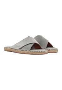 Sandali in suede grigio con cinturini incrociati, suola avvolta in juta e design piatto, con cuciture visibili lungo i bordi.