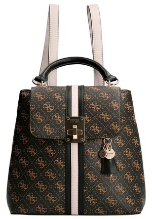 Sac à dos Guess marron et noir avec motif logo beige, bande centrale noire et blanche, poignée supérieure, et breloques porte-clés attachées.