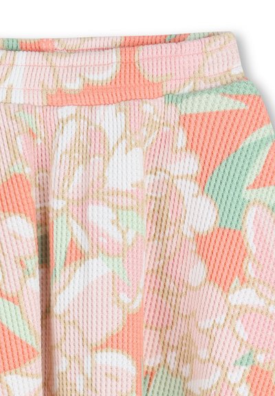 Tissu à motif floral avec texture côtelée dans des couleurs pastel douces de rose, pêche, vert et blanc. Comprend une ceinture froncée.