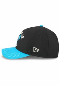 Schwarze Kappe mit blauem Schirm, die auf der Vorderseite gestickte Buchstaben und ein Logo aufweist. Sie enthält ein Blattmuster auf der Oberfläche des Schirms.