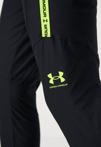 Under Armour CHALLENGER PRO - Donji dijelovi trenirke - black/ high-visibility yellow
