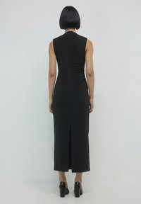 Calliope SMANICATO CON SPACCO - Maxikleid - nero