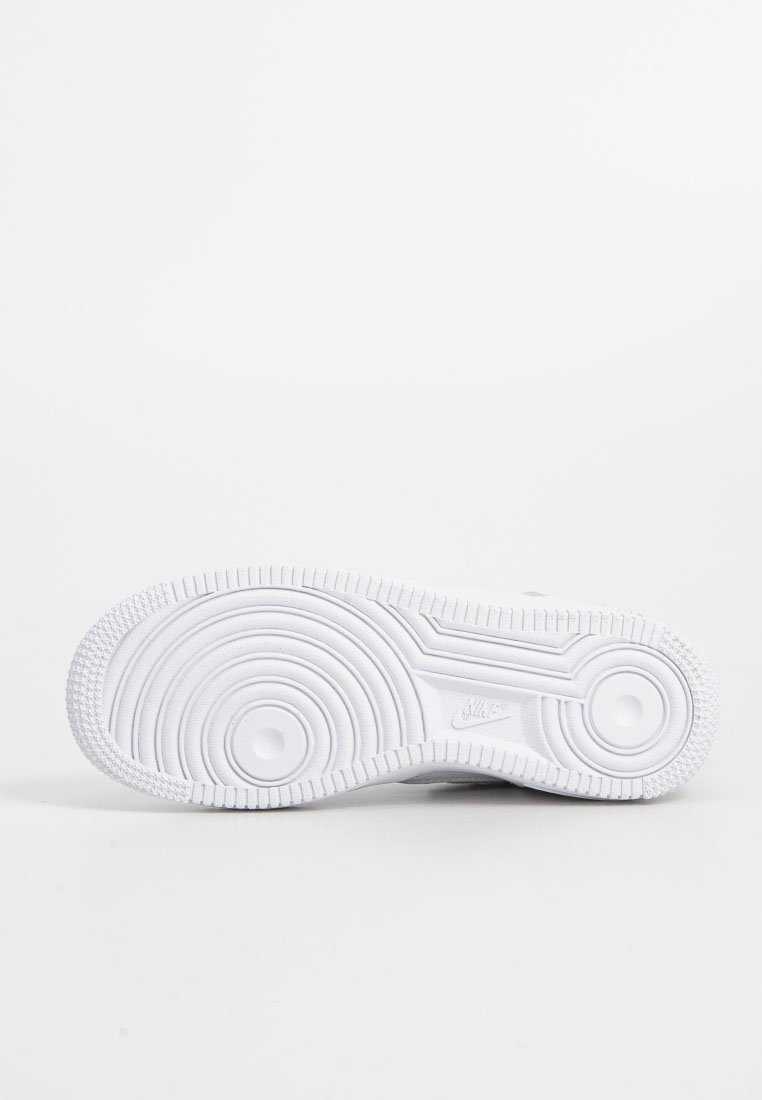 Semelle de sneaker blanche présentant des motifs circulaires et ondulés, en caoutchouc texturé, avec un logo de marque en relief. Finition lisse et design durable.