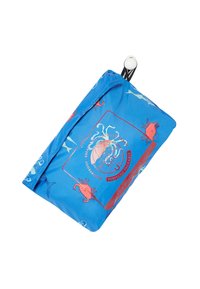 Housse compacte bleue imperméable et pliable pour veste avec illustrations de crabe rouge et de créatures marines blanches, et boucle noire avec bouton blanc.