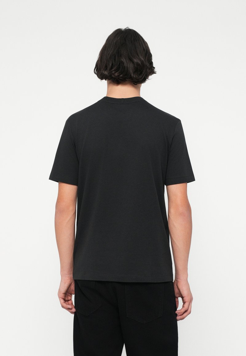 Oakley FUTURESCAPE PROTOPIA TEE - Triko s potiskem - pitch black