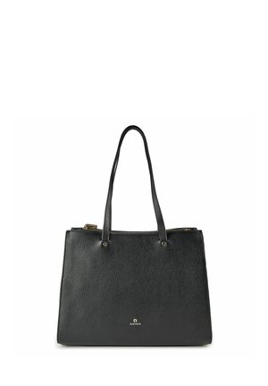 Zwarte leren shopper met een korrelig oppervlak, dubbele handvatten, ritssluiting en een subtiel logo aan de voorkant. Rechthoekige vorm; strak ontwerp.