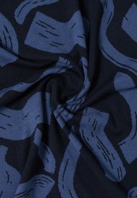 Marineblåt stof med et struktureret mønster i blå nuancer, med snurrende former og linjer, der skaber en dynamisk visuel effekt.