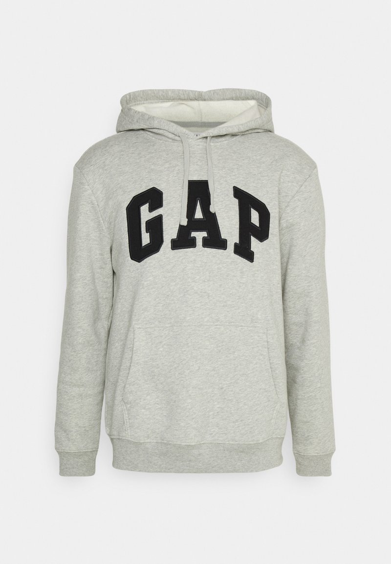 Hoodie gris en mélange de coton, avec une poche avant, une capuche à cordon et le logo "GAP" en noir sur la poitrine. Coupe standard.