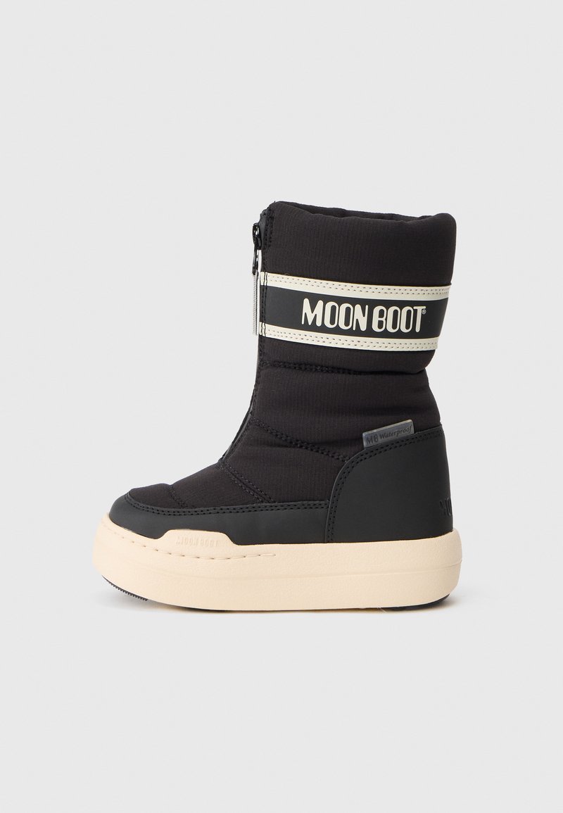Czarne wodoodporne ocieplane buty Moon Boot z beżową podeszwą i zamkiem bocznym, zaprojektowane do ochrony przed zimnem i śniegiem.