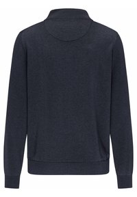 Granatowy długi rękaw sweter z wysokim kołnierzem, ściągaczami na mankietach i dolnym brzegu; wykonany z miękkiego, teksturowanego materiału.