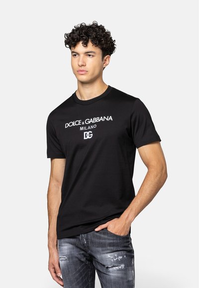 Zwarte katoenen t-shirt met korte mouwen, ronde halslijn, met witte "DOLCE & GABBANA MILANO" logo-detail op de voorkant.