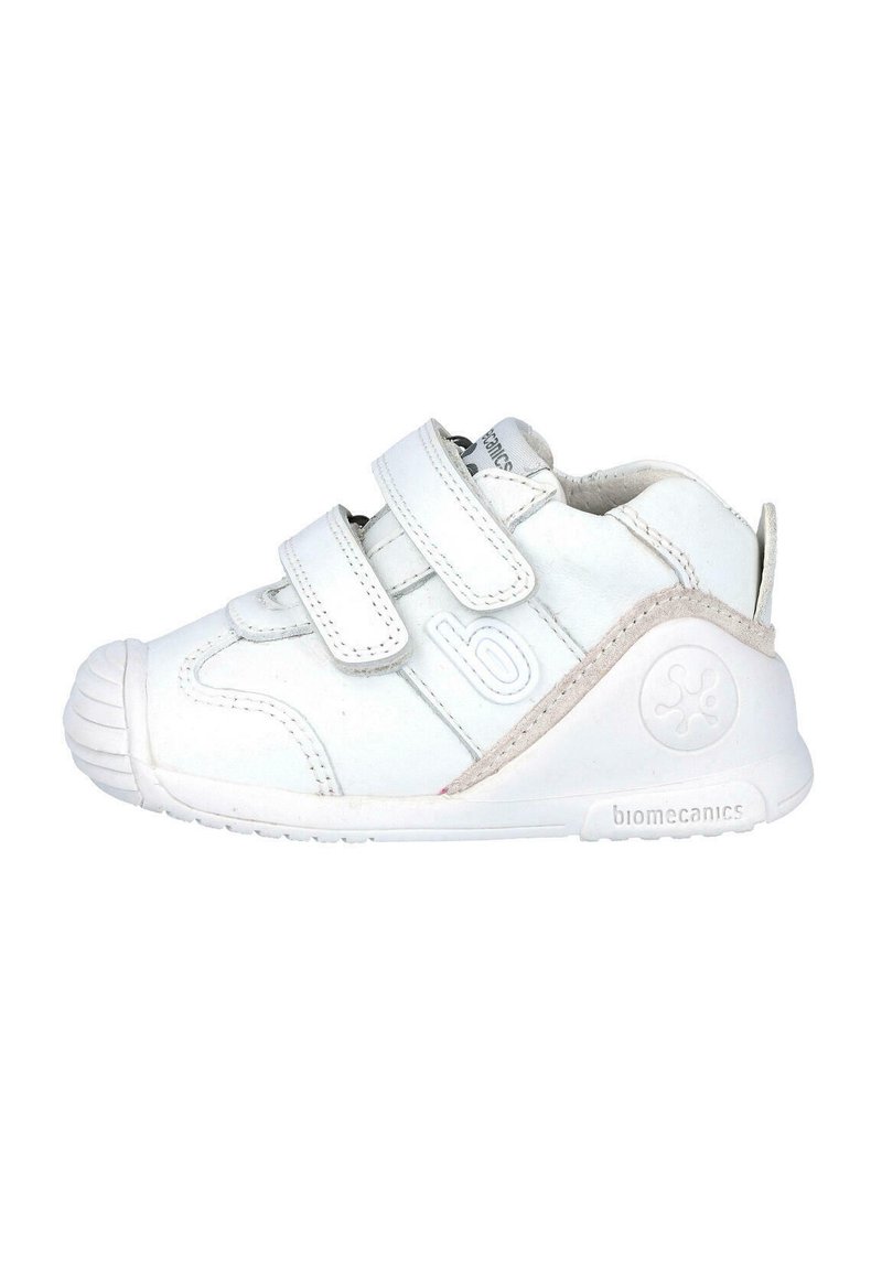 Zapatillas de deporte blancas para niños con dos tiras de Velcro ajustables, punta redondeada, suela de goma texturizada y un logo sutil en el lateral.