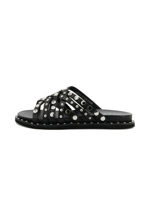 Sandalo nero slide con più cinturini decorati con borchie rotonde argento e suola piatta.