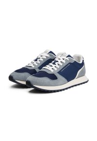 Jūras spēku un gaiši pelēki zamšādas skriešanas apavi ar sieta paneļiem, baltām auklītēm un teksturētu gumijas zoli. Ar "TOMMY HILFIGER" logo uz valnes.