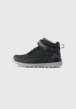 Zwarte hoge sneaker met grijze zool, treklus, veters en klittenband, met het merk "Kappa" op een plain witte achtergrond.