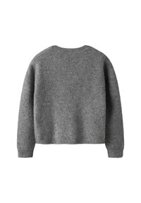 Sivi pleteni džemper dugih rukava s okruglim izrezom, rebrastim manžetama i rubom, prikazan sa stražnje strane na bijeloj pozadini.