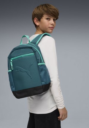 Turquoise rugzak met een zwarte onderkant, voorzien van een gestructureerd voorvak en mesh zijpanelen. Voorzien van gewatteerde riemen en een voorvak met rits.