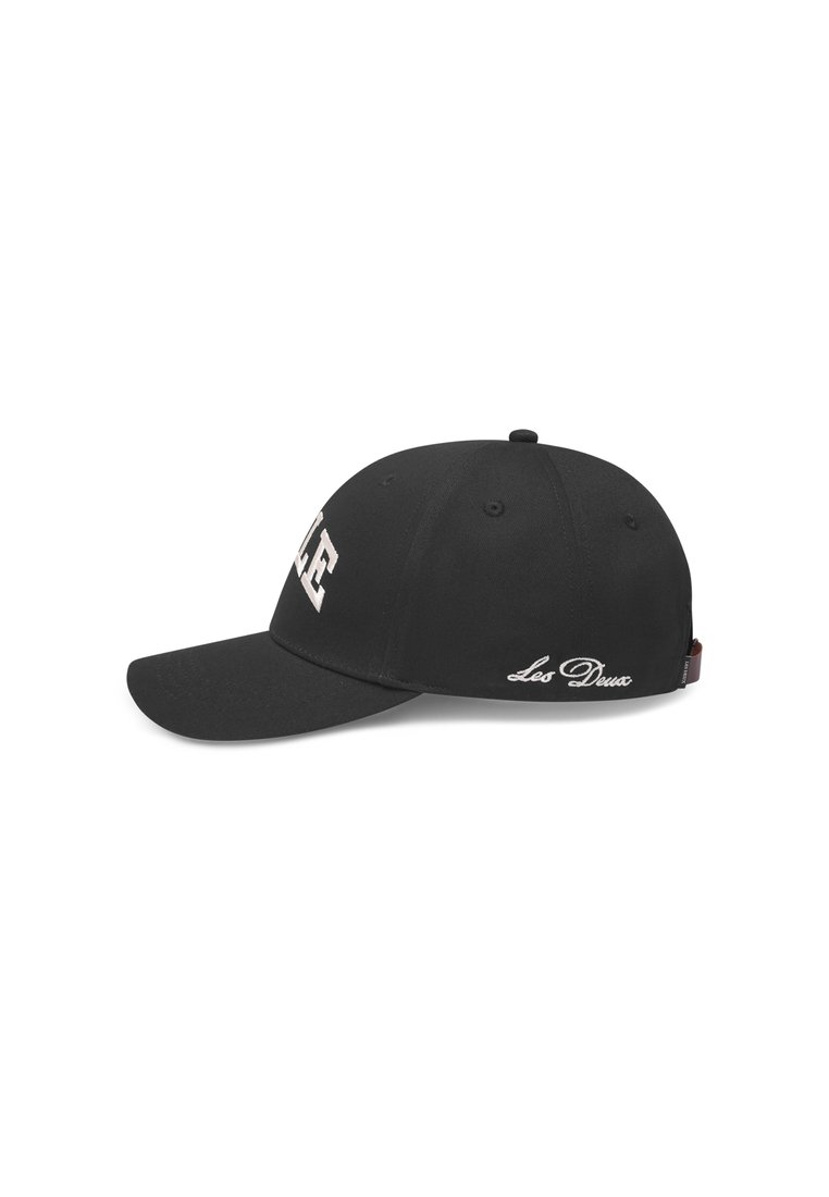 Svart baseballcap laget av tekstilmateriale, med en flat skjerm, brodert tekst "Leo Deux" på siden, og en strukturert krone.