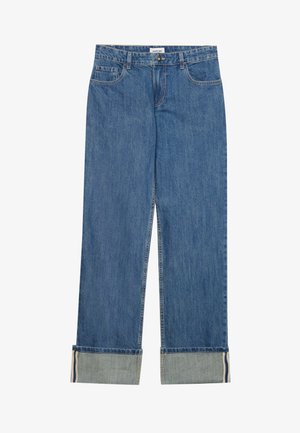 Blauwe denim jeans met een rechte pijp, voorzien van twee voorzakken, een knoopsluiting en omgekrulde broekspijpen die een lichtere denim aan de binnenkant tonen.