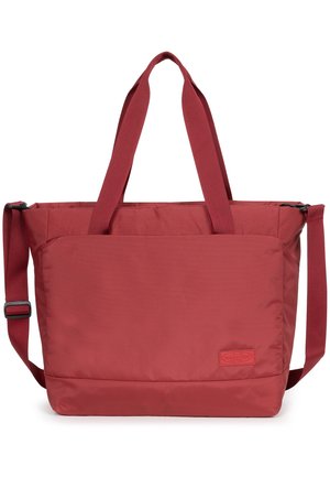 Borsa tote in nylon rosso con doppi manici superiori e una tracolla rimovibile. Presenta una texture liscia e una piccola etichetta con logo sul lato.