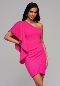 Robe fuchsia à une épaule avec une manche fluide, dotée d'un corsage ajusté, de détails drapés et d'une conception de jupe enroulée.
