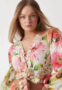 Bloemen cropped blouse van lichtgewicht stof, met roze en groene bloemenpatronen, een knoopsluiting aan de voorkant en knoopdetails bij de halslijn.