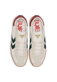 Zapatillas blancas con acentos en Chevron verde, ribete rojo en el talón y una superficie texturizada. Presentan un diseño de cordones y una suela de goma.